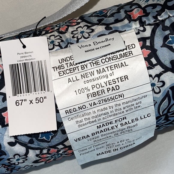 🎈VERA BRADLEY Picnic Blanket 67x50 - Lisbon Medallion print - Picture 3 of 9